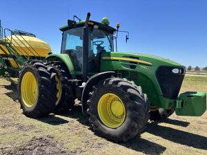 TRACTOR JOHN DEERE 7230J #26159